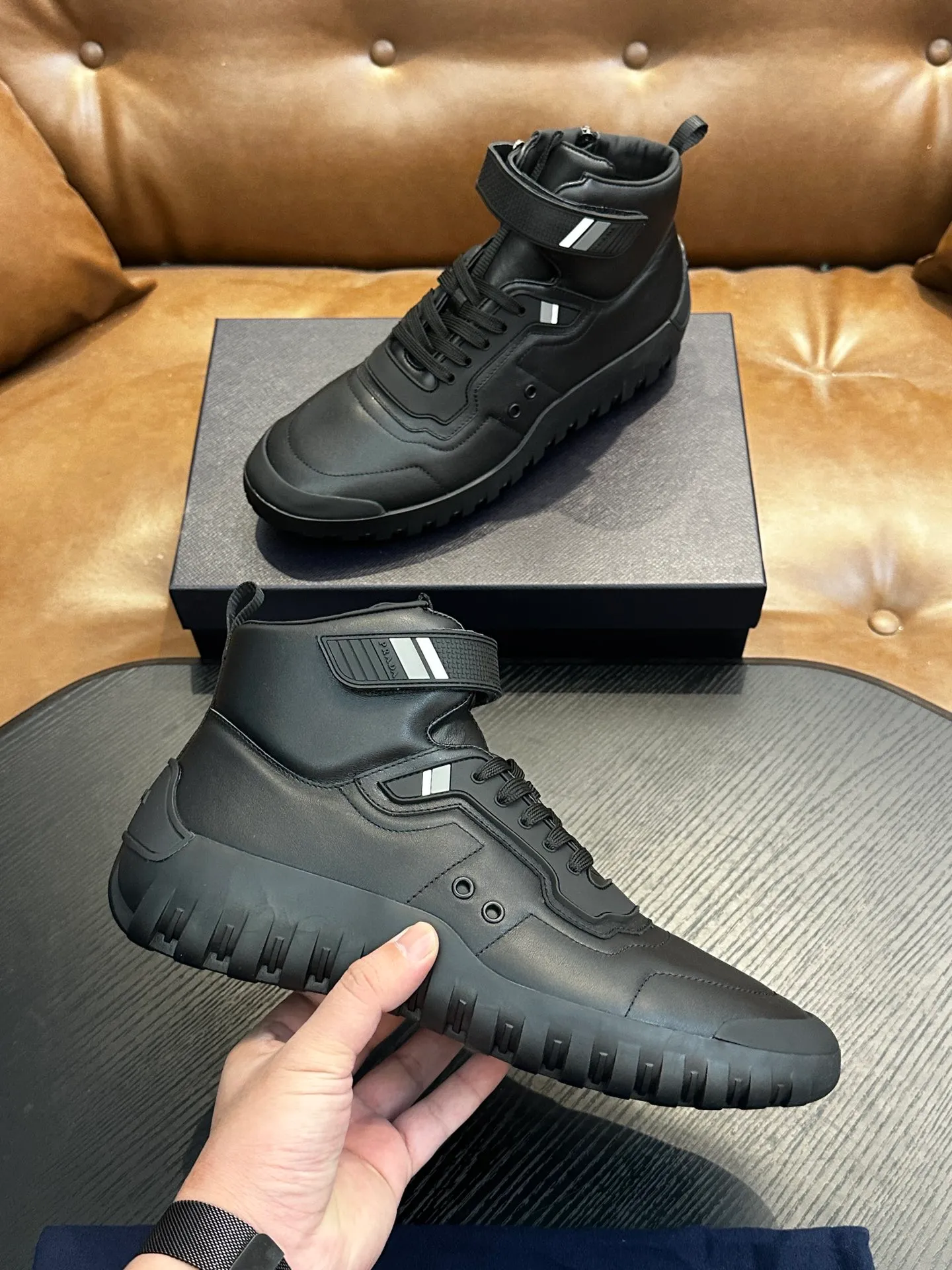 [ PRADA ] Top P: 880💰 ▪️Size: 39-44 (customized at 38.45) Prad*Prada (Mauri order can be made) new men's nylon fabric sneakers This casual sneaker combines elegant and innovative design. It is made of nylon stretch fabric and has a slip-on design. The upper strap is equipped with an adjustable metal buckle, and the letters "PRADA" are eye-catching on the side of the shoe. Comes with full original packaging!